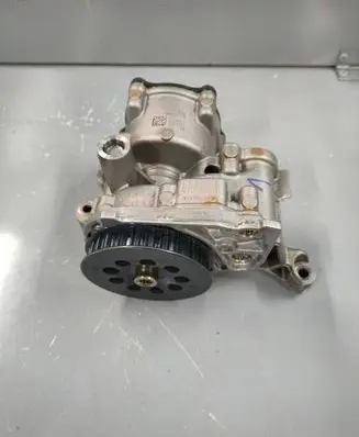 Volkswagen PASSAT B8 Oil pump 04L145208K