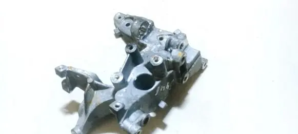 Citroen C4 II Engine mounting bracket 9684613880