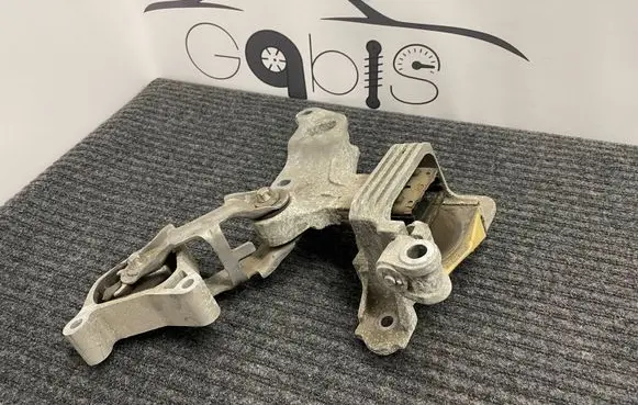 Mercedes-Benz Vito Viano W447 Engine mount bracket A4472410713