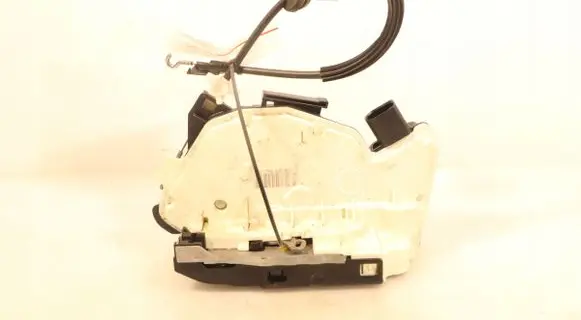Volkswagen Tiguan Rear door lock 5N0839015F