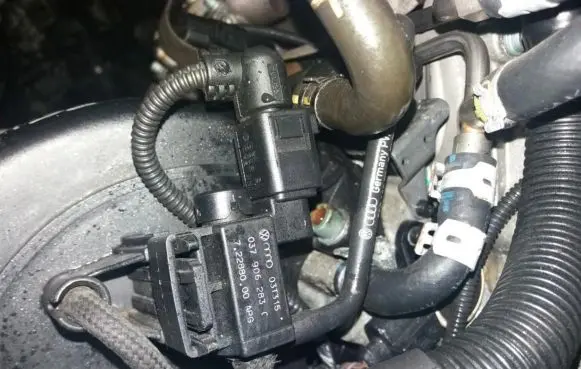 Volkswagen Golf V Turbo solenoid valve 037906283C