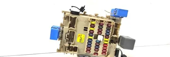Nissan Almera Tino Fuse module 243504U100