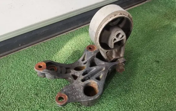 Mini One - Cooper Coupe R56 Engine mounting bracket 6780439