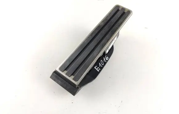 Accelerator throttle pedal