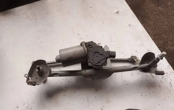 Toyota Yaris Front wiper linkage 