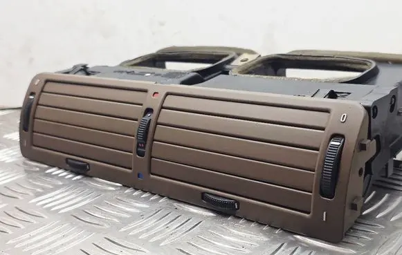 BMW 7 E38 Dash center air vent grill 8363007