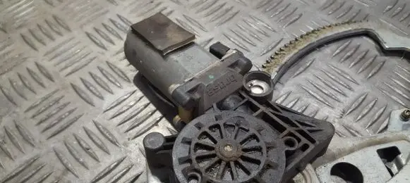 Mercedes-Benz E W210 Front door window regulator motor 0130821671