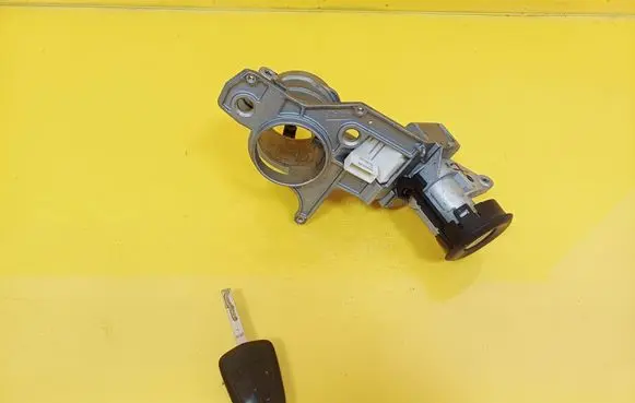 Opel Astra H Ignition lock 2421430