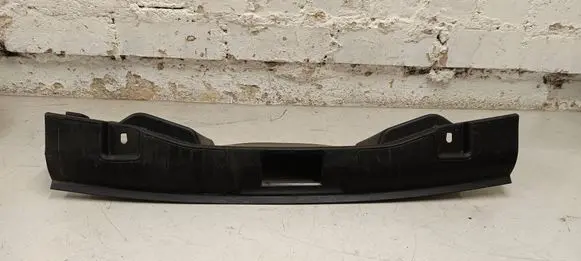 Trunk/boot sill cover protection