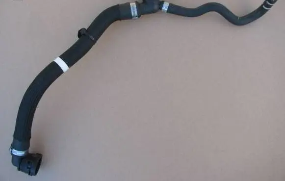 Engine coolant pipe/hose
