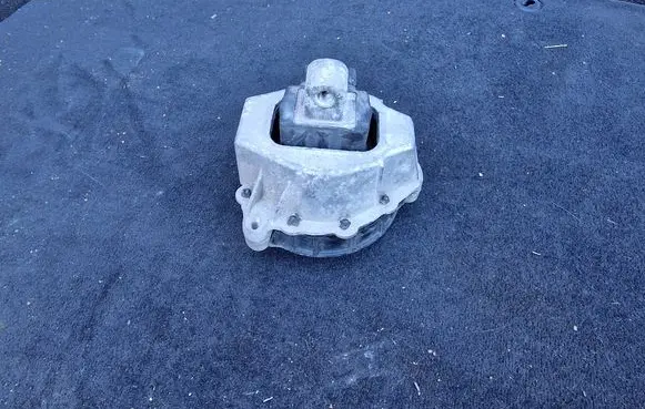 Engine mount bracket