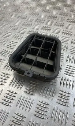 Quarter panel pressure vent