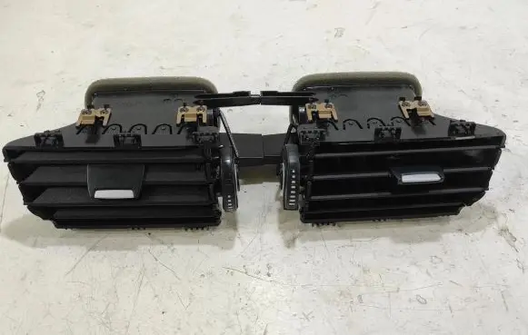 BMW 2 F45 Dash center air vent grill
