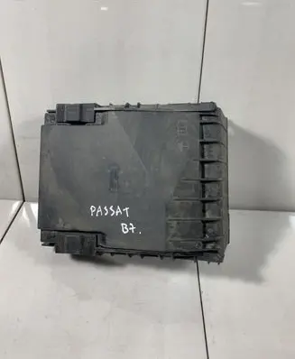 Volkswagen PASSAT B7 Fuse box cover 1K0937132F