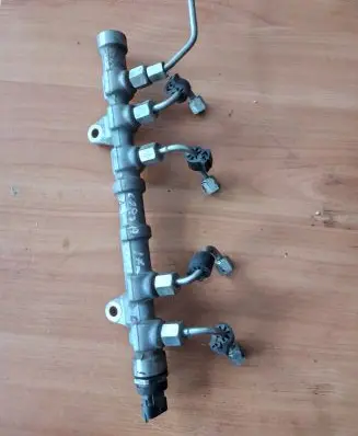 Opel Corsa E Fuel distributor 0445214364
