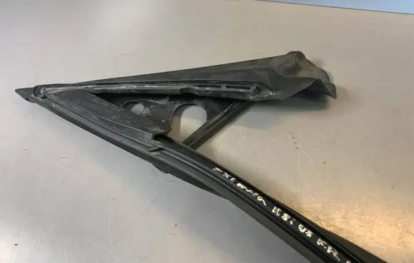 BMW 1 E82 E88 Front door glass trim molding 7164935 51337164935