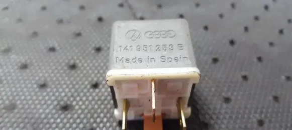 Audi TT Mk1 Other relay 141951253B 4RA003510-29