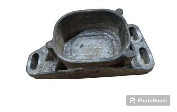 Volkswagen PASSAT B5.5 Engine mounting bracket 8D0199335Q