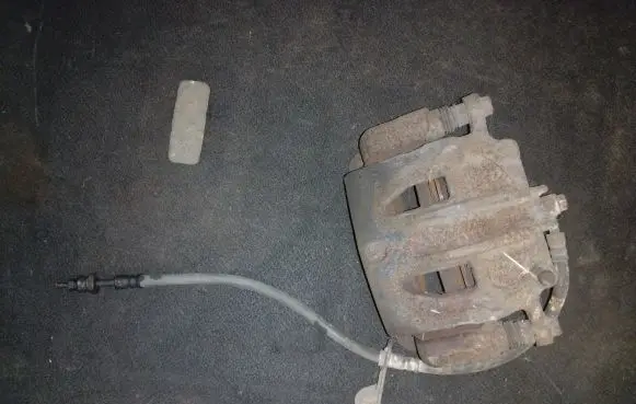 KIA Sorento Front brake caliper