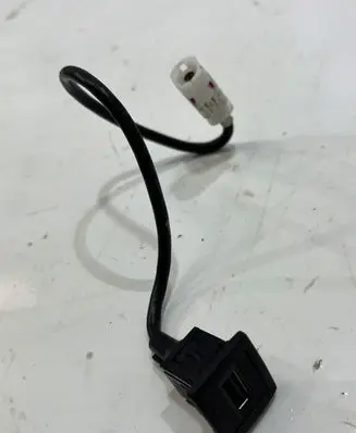 Mercedes-Benz C W204 USB socket connector A1728200515 | 888.112.154