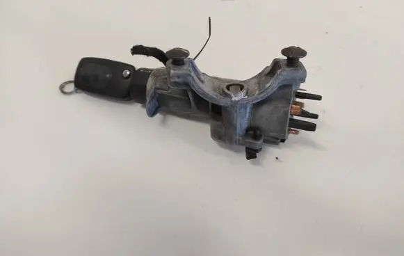 Volkswagen PASSAT B5 Ignition lock 4B0905851