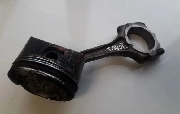 Piston with connecting rod