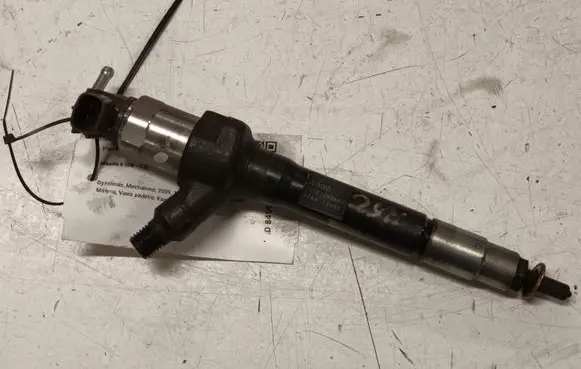 Mazda 6 Fuel injector R2AA13H50 R2AA 13H50