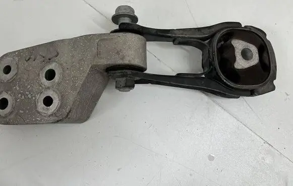 Toyota C-HR I Engine mount bracket