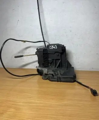 Mercedes-Benz E W210 Front door lock 2027204435 C823