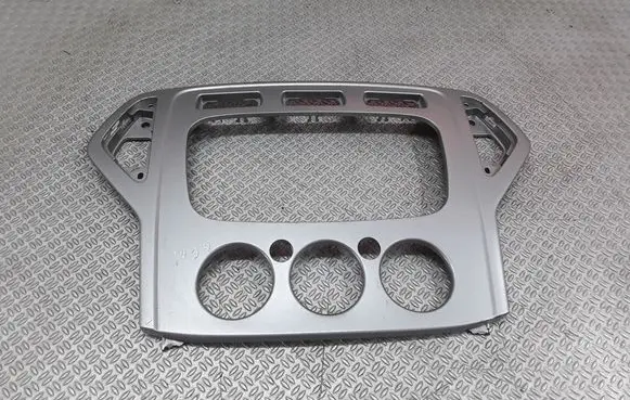 Radio/GPS head unit trim