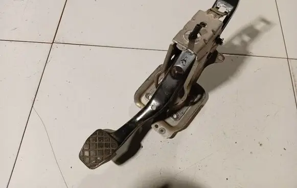Volkswagen Golf V Brake pedal 1K1721057L