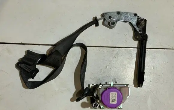 Ford Mustang VI Front seatbelt FR3B63612D64