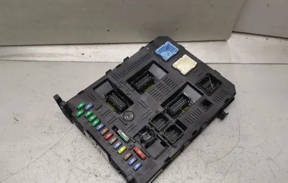 Citroen C4 I Picasso Fuse module 9661940480