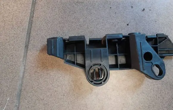 Opel Corsa E Front bumper mounting bracket 39003564