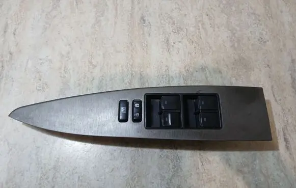 Toyota Avensis T270 Electric window control switch 8404005020