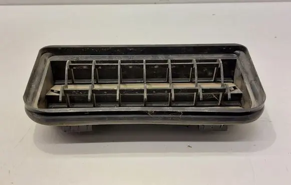 Quarter panel pressure vent