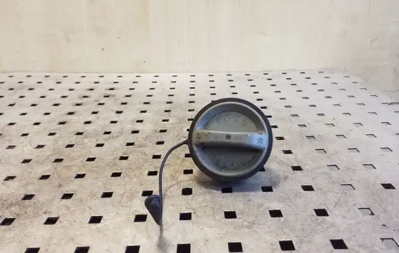 Toyota Avensis T220 Fuel tank filler cap 