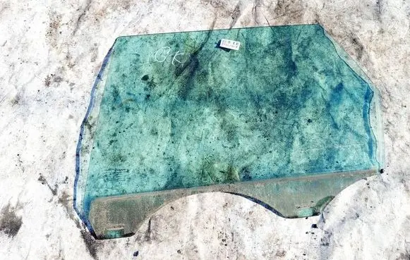 Rear door window glass