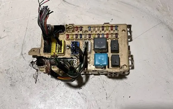 Toyota Avensis T250 Fuse module 8264105020A 905768 070405
