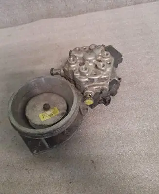 Audi 80 90 B3 Fuel distributor 0438121049 034133353C 034133304C