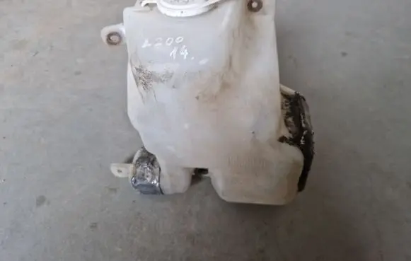 Mitsubishi L200 Windshield washer fluid reservoir/tank