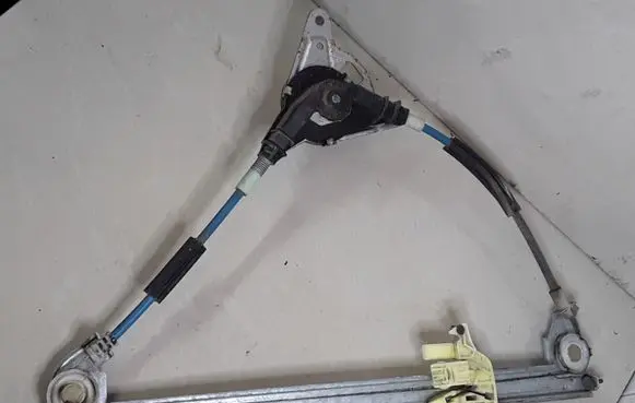 Rear door manual window regulator