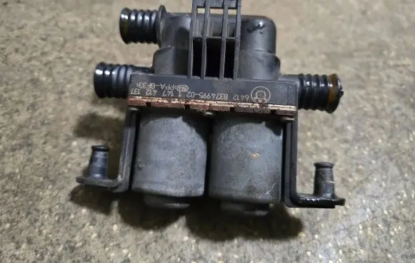 BMW 5 E39 Coolant heater control valve 8374995 1147412137
