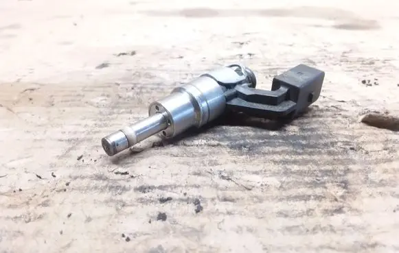 Skoda Octavia Mk2 (1Z) Fuel injector 03C906036A