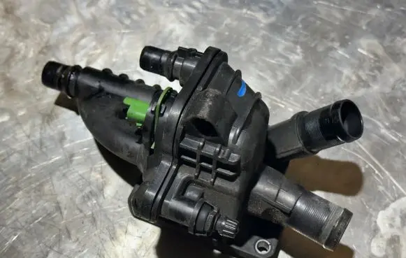 Thermostat/thermostat housing
