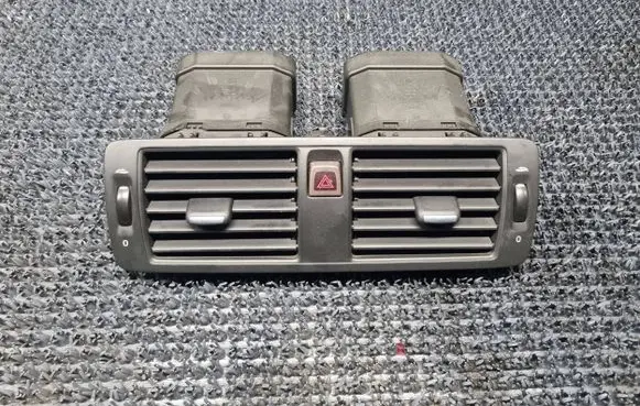 Volvo V50 Dash center air vent grill 30739296 09W284 Y01145Q