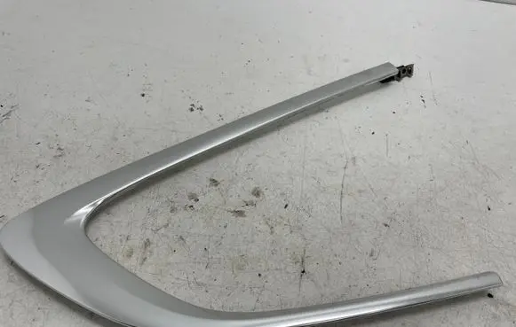 Rear fender molding trim