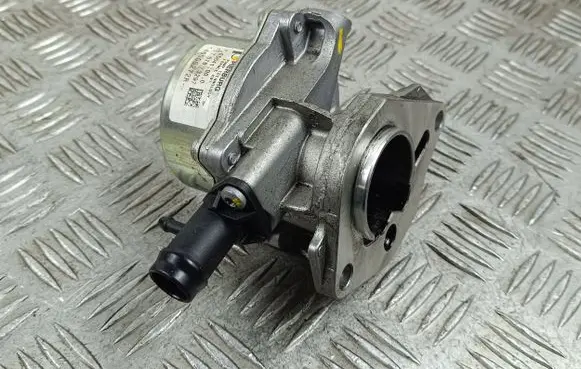 Nissan Qashqai Vacuum pump 146505272R