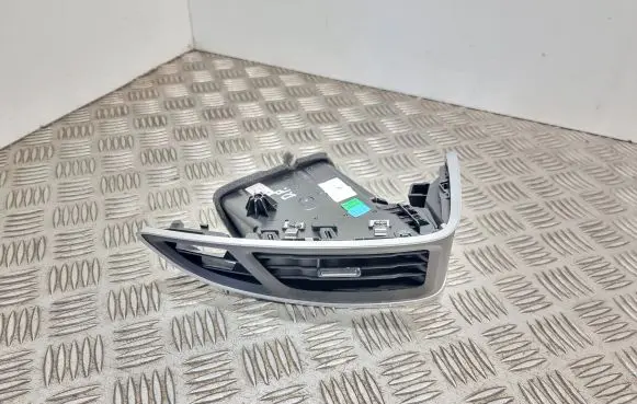 Ford Focus Dashboard side air vent grill/cover trim Bm51018b08