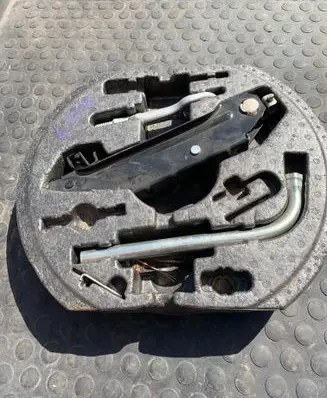 Volkswagen PASSAT B6 Tool set 